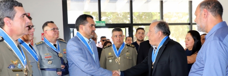 O primeiro comandante da Polcia Militar Tocantinense, coronel Oswaldo Mota, foi homenageado durante o evento com a entrega da Comenda de Honra ao Mrito